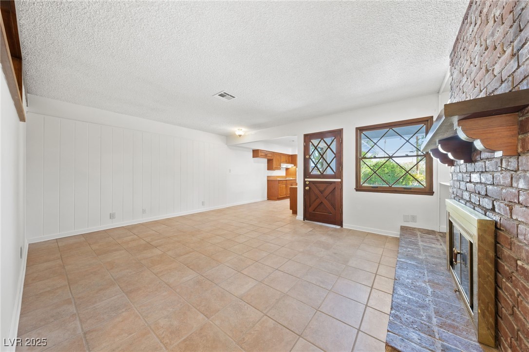 2400 Llewellyn Drive Property Photo 9