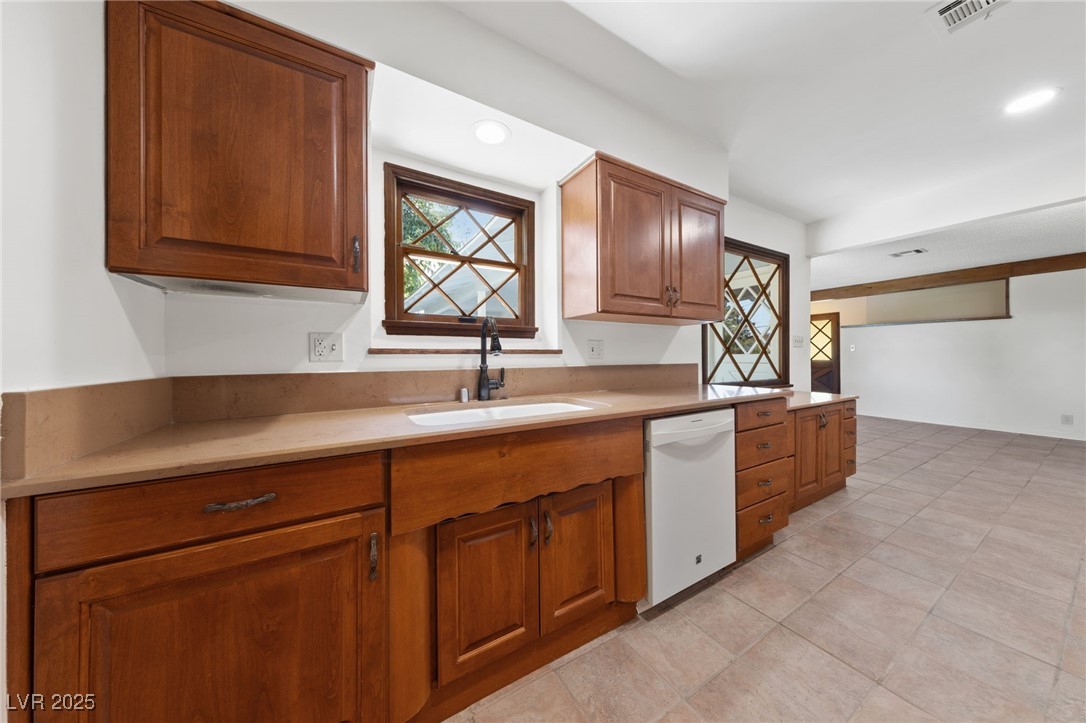 2400 Llewellyn Drive Property Photo 12