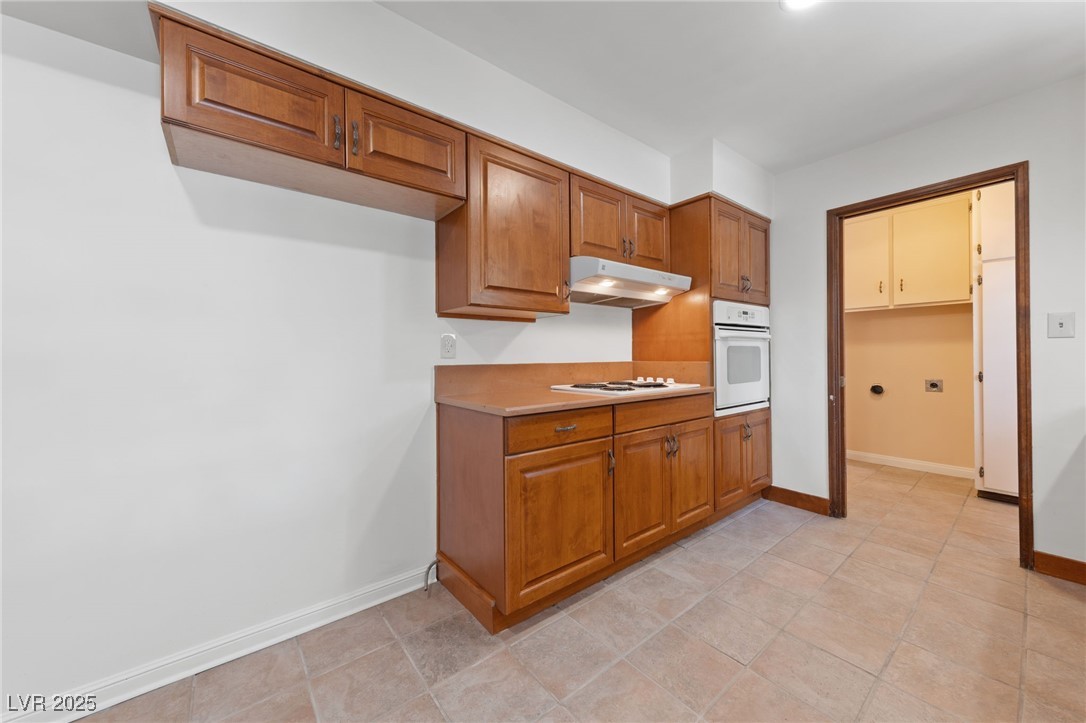 2400 Llewellyn Drive Property Photo 14