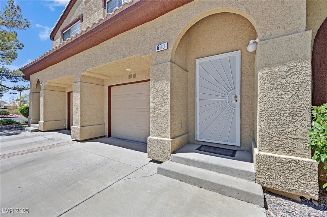 690 Ambling Gait Avenue Property Photo 2