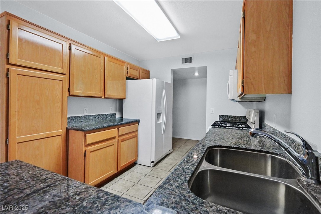 690 Ambling Gait Avenue Property Photo 8