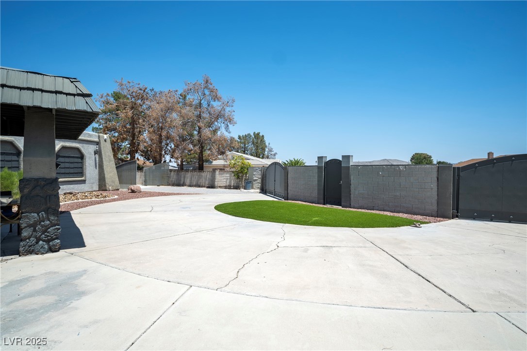 7215 Ullom Drive Property Photo 4