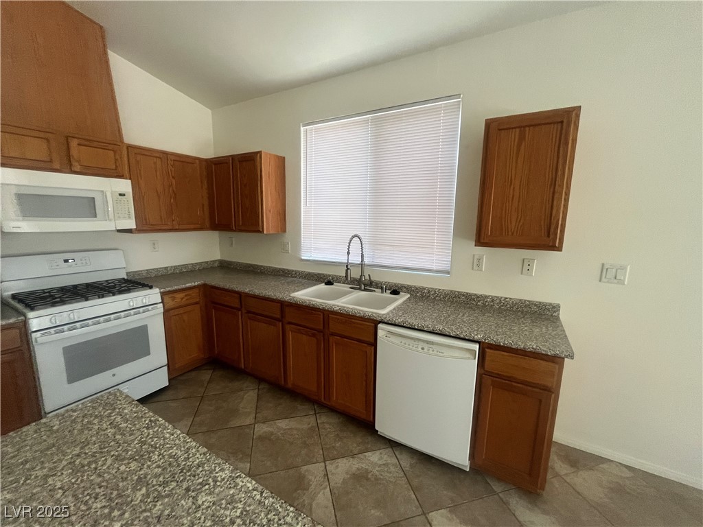 547 Pinetop Lake Street Property Photo 6