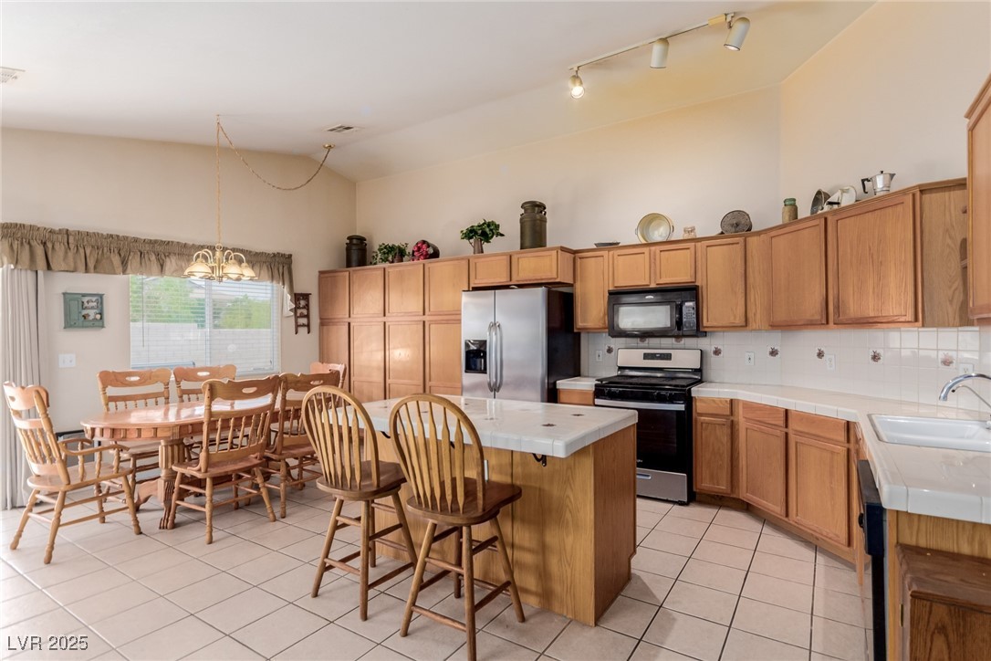 8840 Spinning Wheel Avenue Property Photo 8