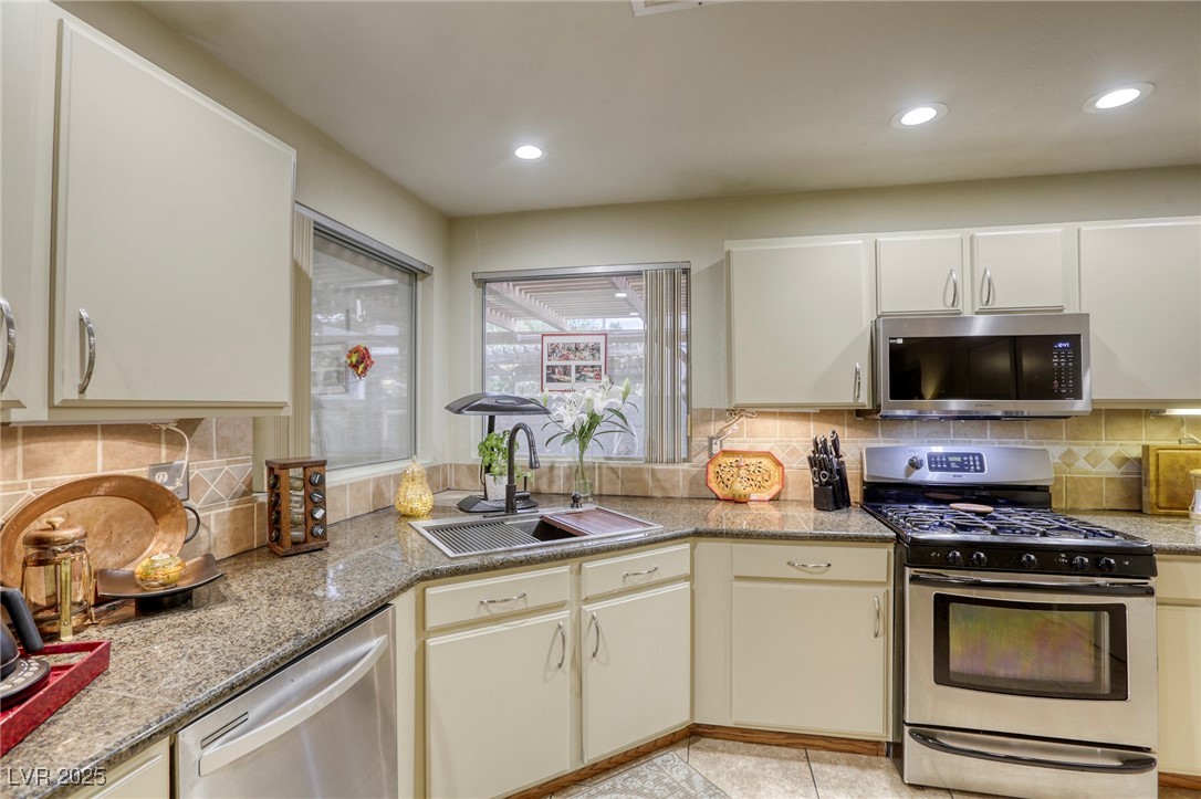 7721 Beach Falls Court Property Photo 19