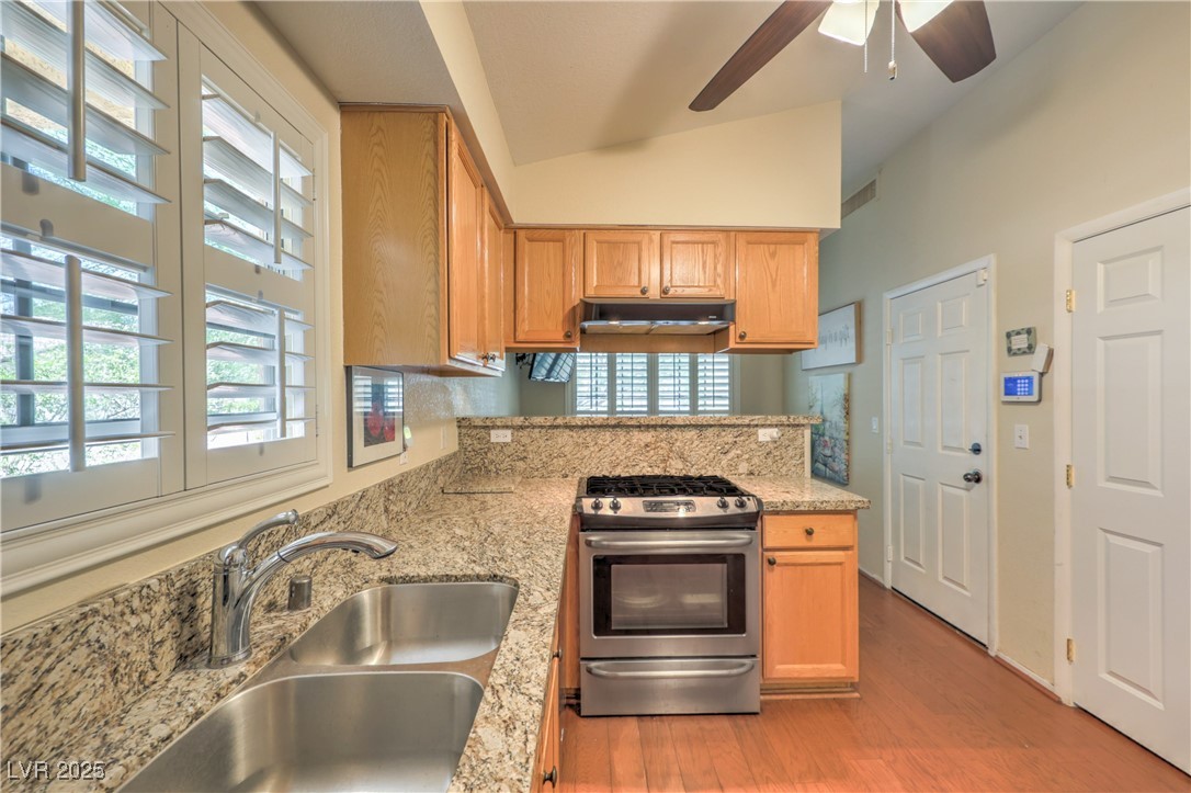 4824 Lawnwood Court Property Photo 12