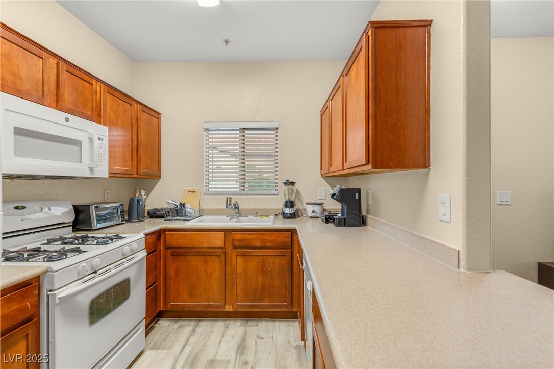 2291 West Horizon Ridge Parkway 8248 Property Photo 15