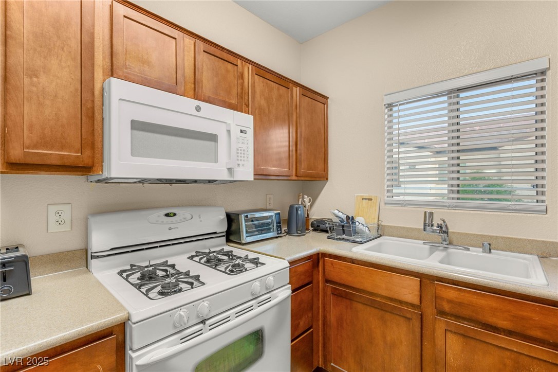 2291 West Horizon Ridge Parkway 8248 Property Photo 16