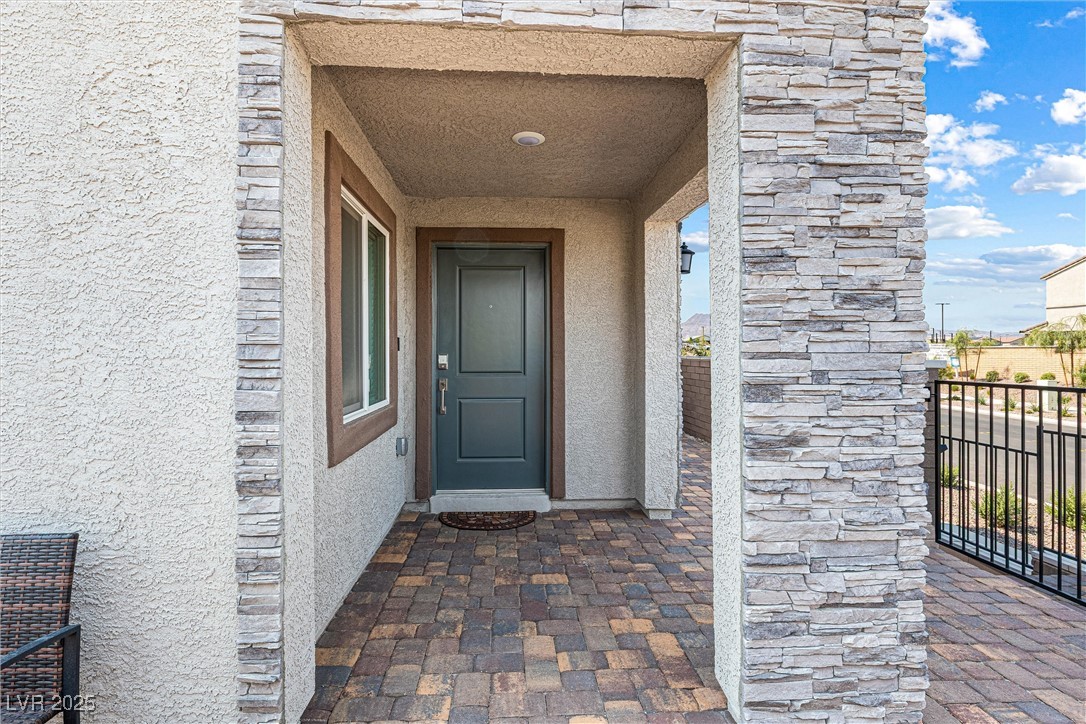 906 Cadence View Way Property Photo 3
