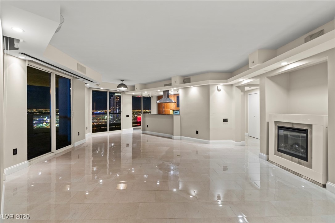 2747 Paradise Road 2206
