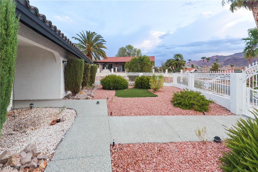 935 Vista Lago Way Property Photo 2