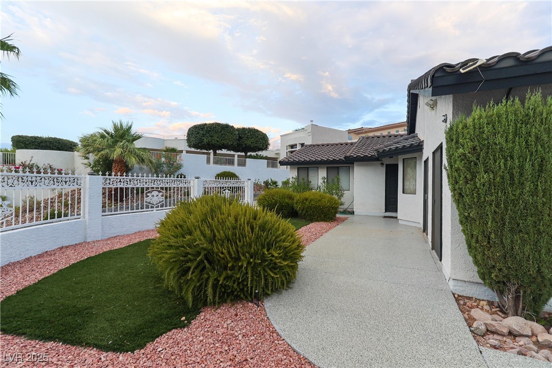 935 Vista Lago Way Property Photo 3