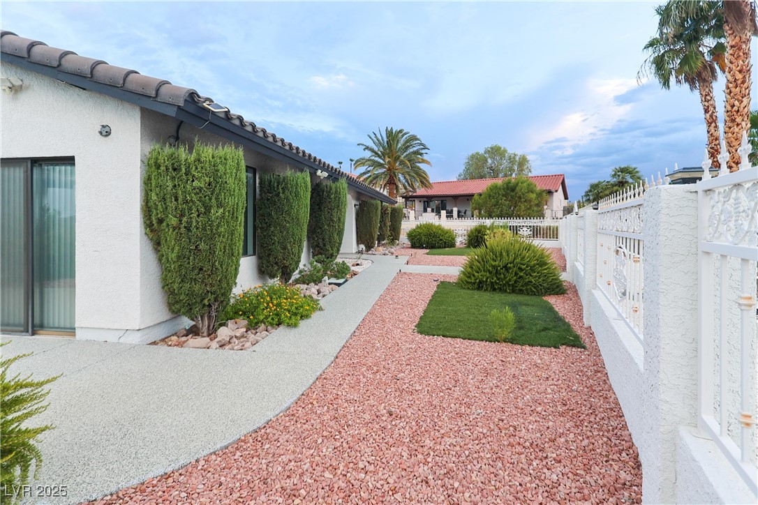 935 Vista Lago Way Property Photo 4