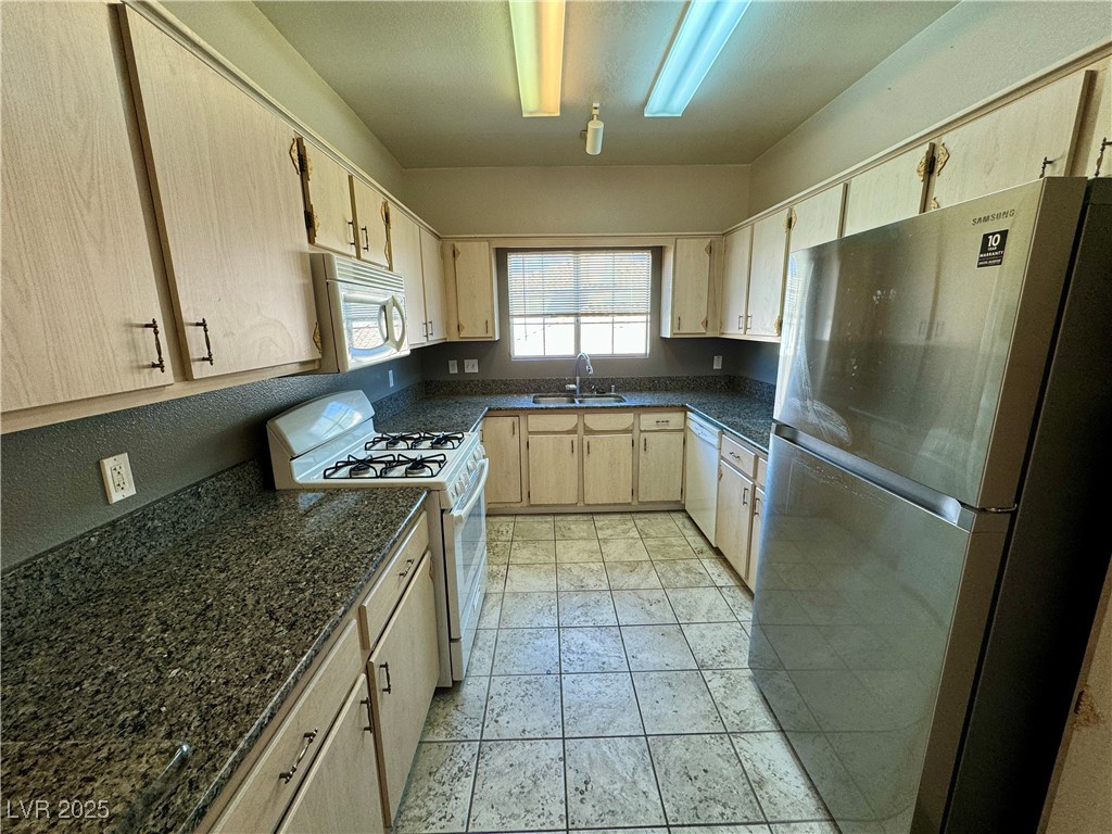 1900 North Torrey Pines Drive 223 Property Photo 21