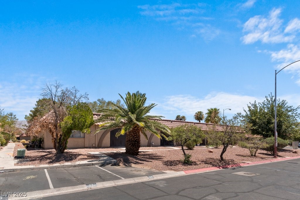 833 Hedge Way 6