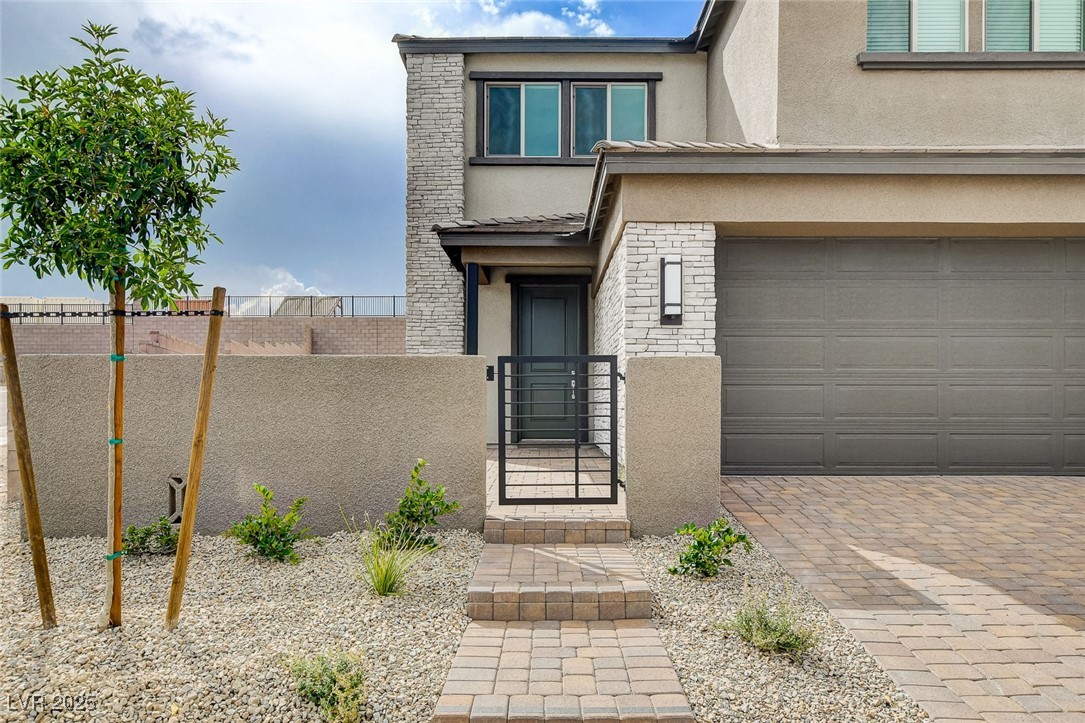 91 Medianoche Street Property Photo 4