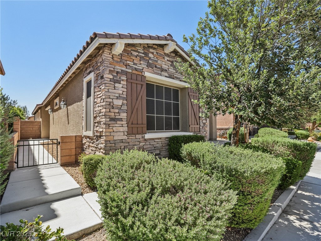 1015 Solana Crest Street Property Photo 2
