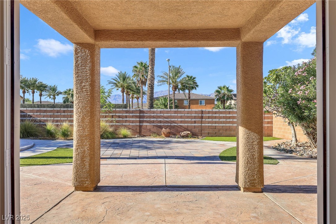 2208 Saddlebill Court Property Photo 8