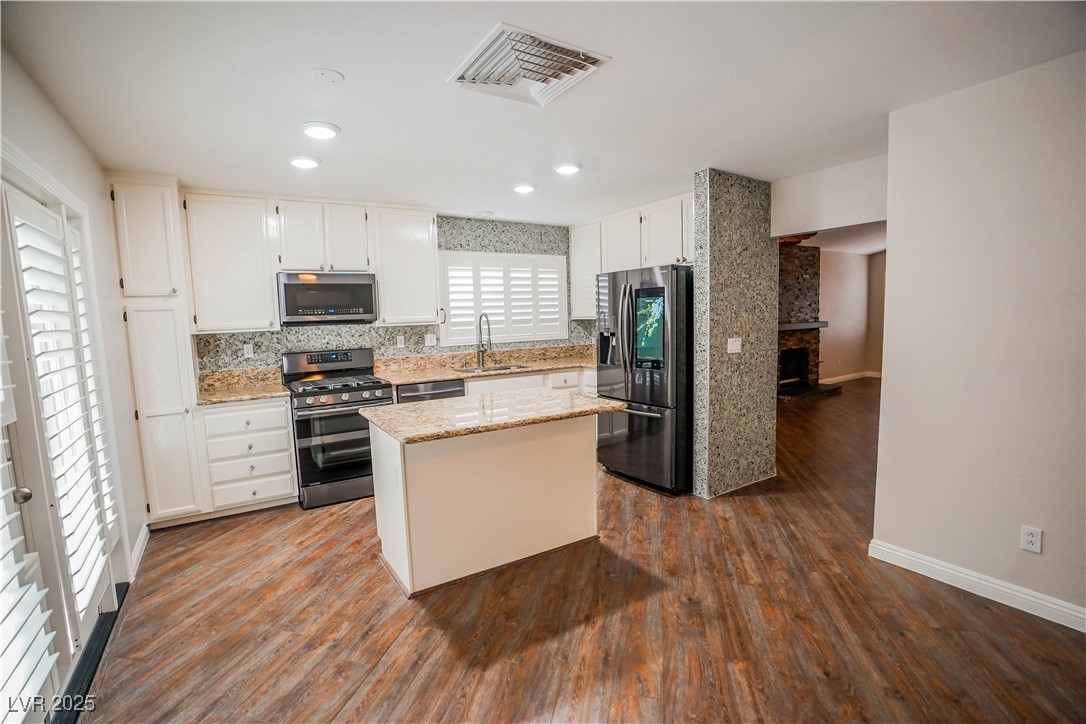 2453 Muirfield Avenue Property Photo 4
