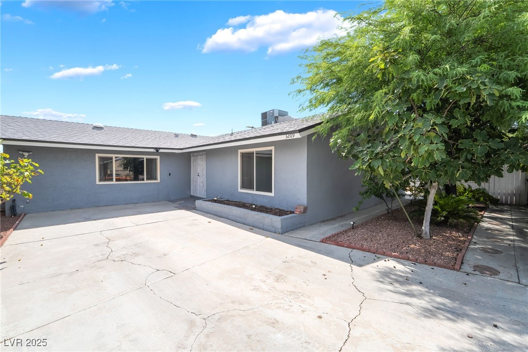 3209 Kings Way Property Photo 1