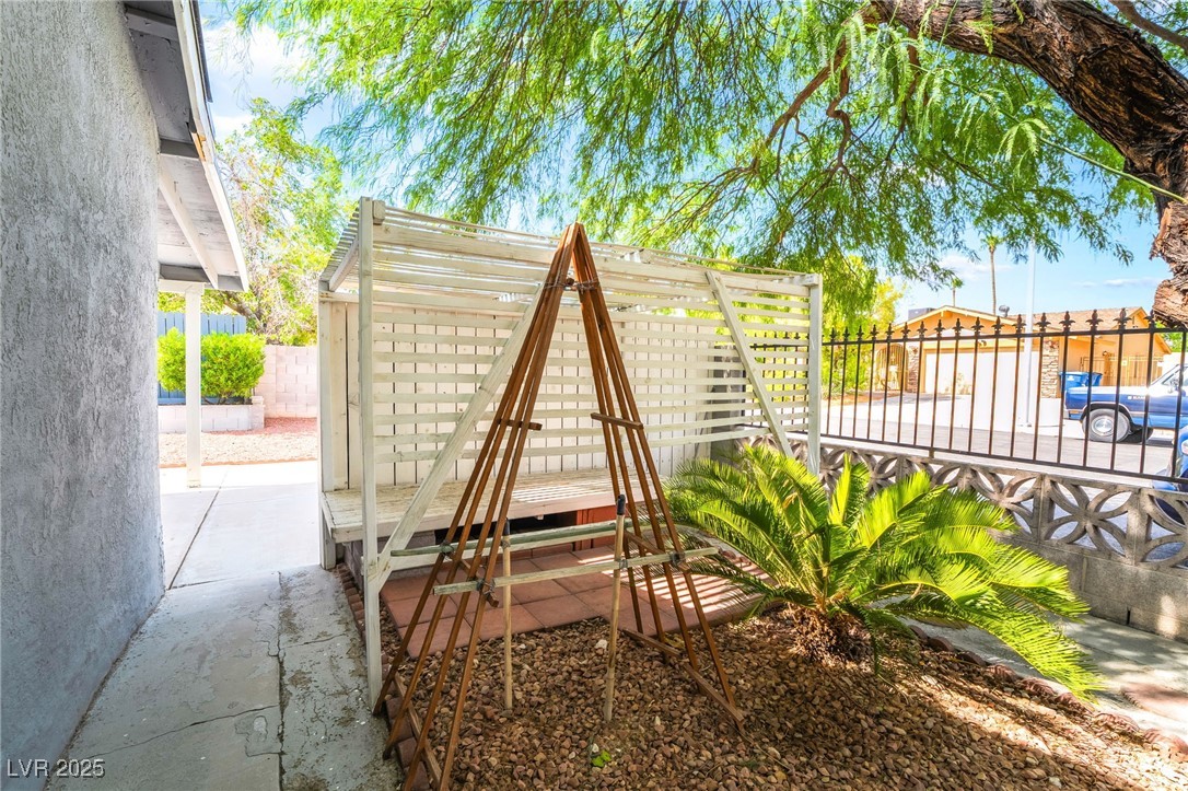 3209 Kings Way Property Photo 44