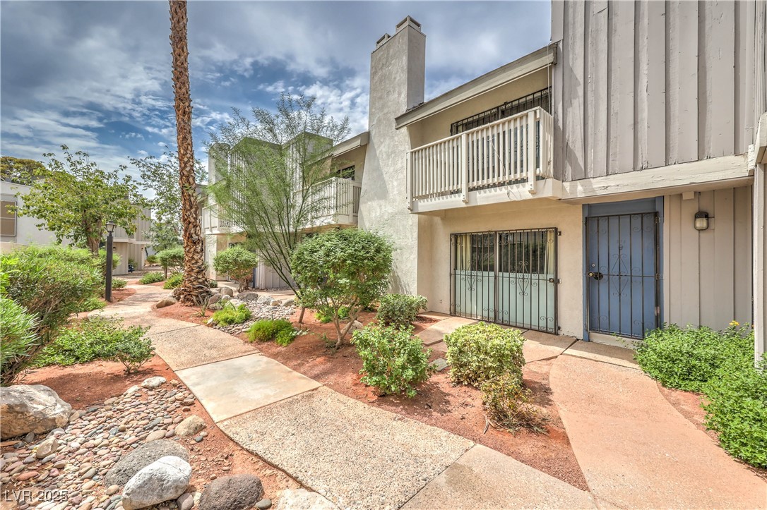 576 Willow Green Drive Property Photo 2