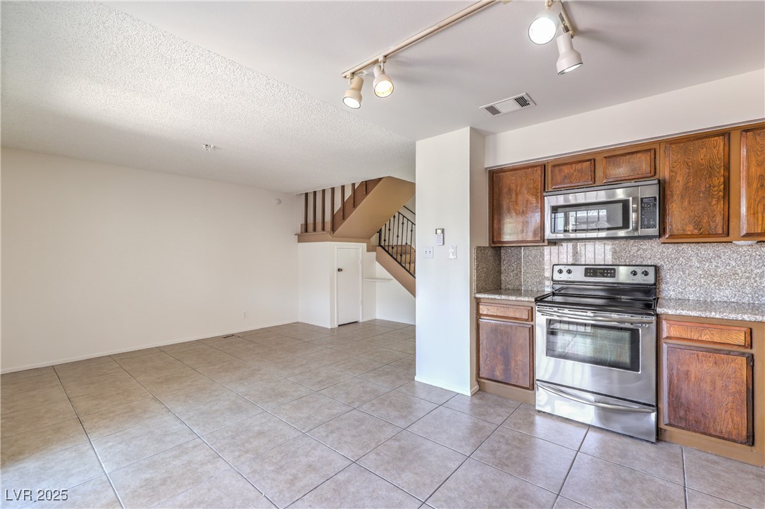 576 Willow Green Drive Property Photo 6