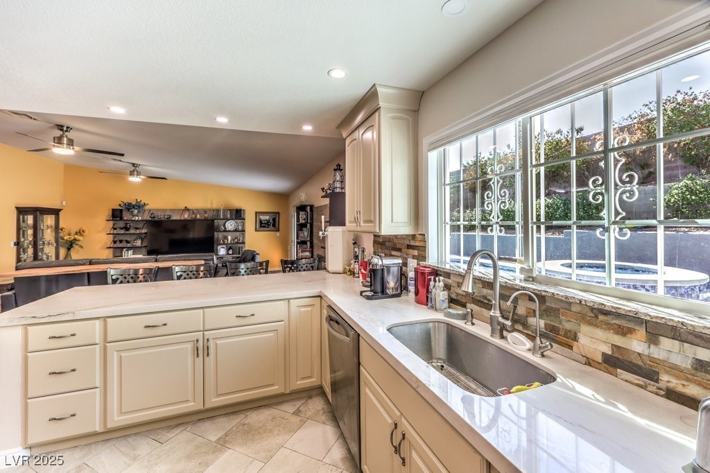 4095 Ridgewood Avenue Property Photo 9