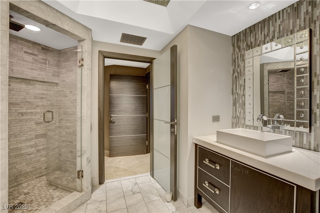 2877 Paradise Road 1605 Property Photo 28