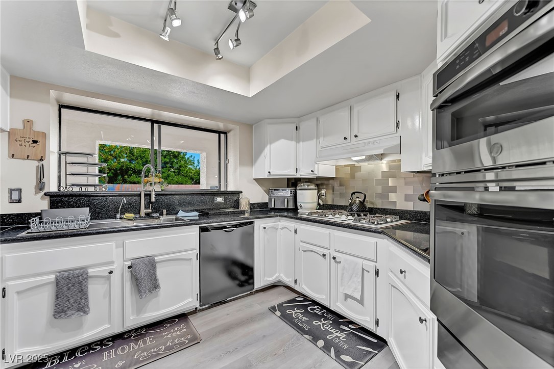 3757 North Torrey Pines Drive Property Photo 3