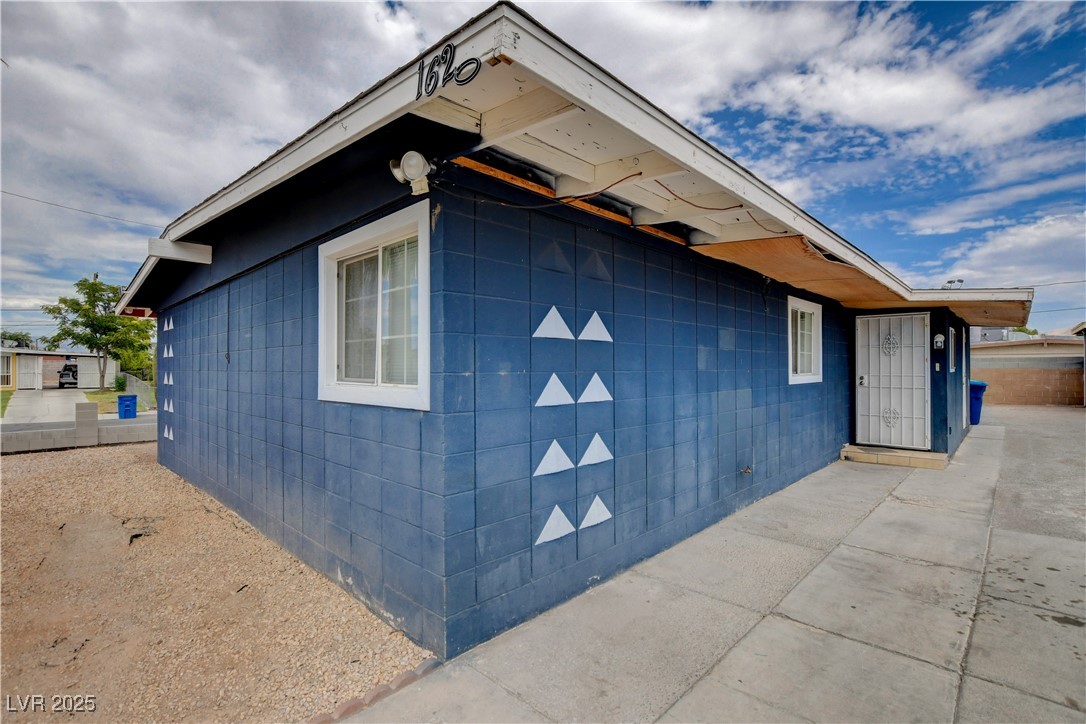 1620 Kenneth Street Property Photo 4