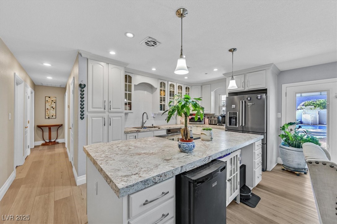 3085 Greenbriar Drive Property Photo 2