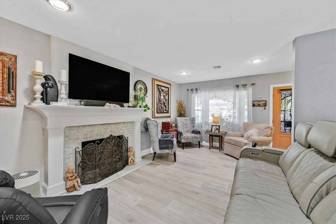 3085 Greenbriar Drive Property Photo 3