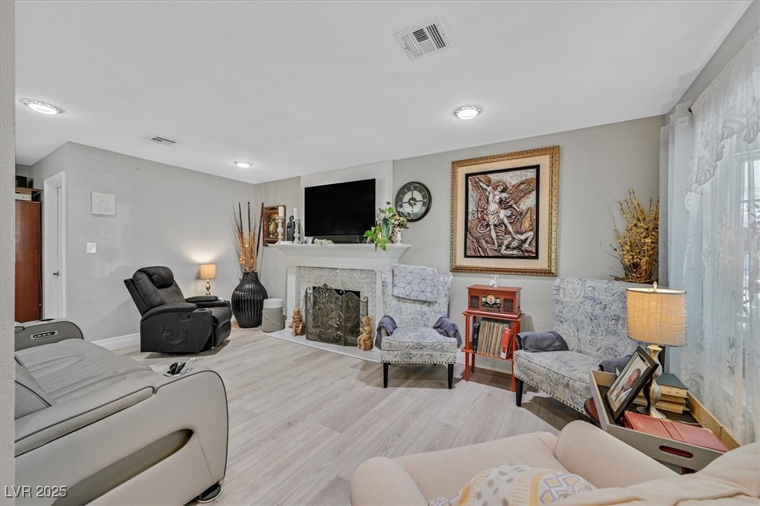 3085 Greenbriar Drive Property Photo 4