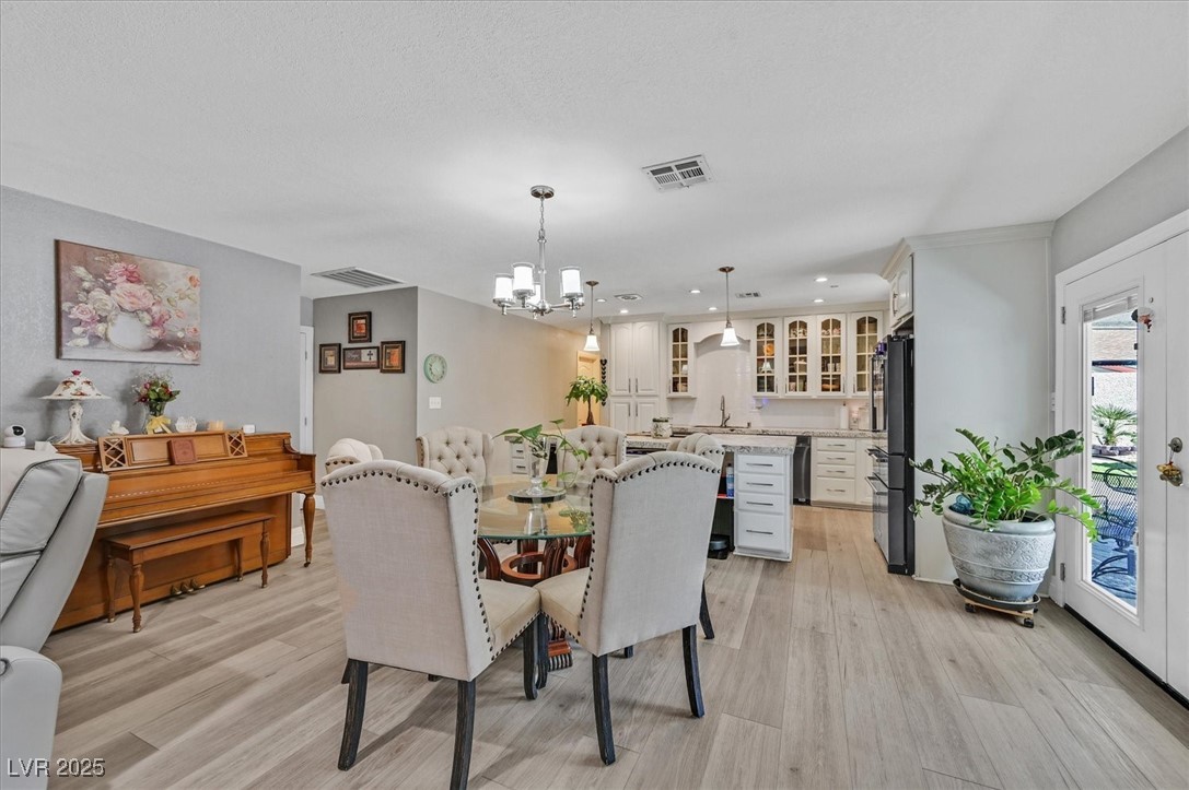 3085 Greenbriar Drive Property Photo 5