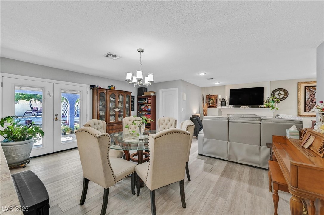 3085 Greenbriar Drive Property Photo 6