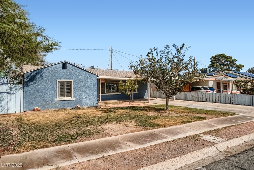 571 Blackmore Drive Property Photo 3