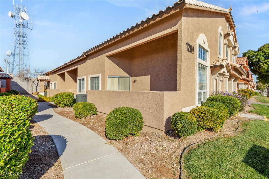 1209 Emerywood Court Property Photo 4