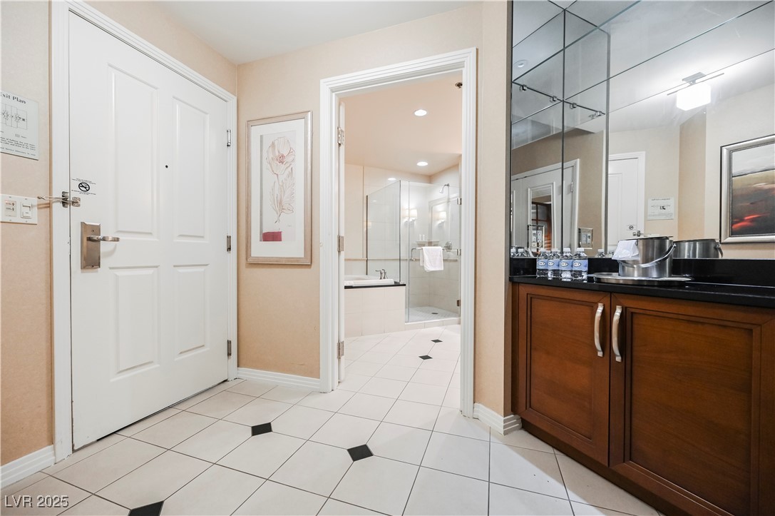 125 East Harmon Avenue 3716 Property Photo 4