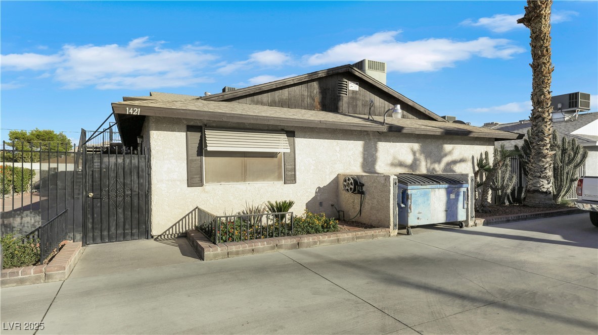 1421 Henry Drive Property Photo 3