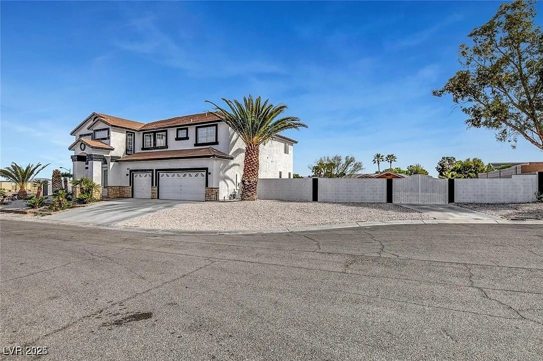 6315 North El Capitan Way Property Photo 2