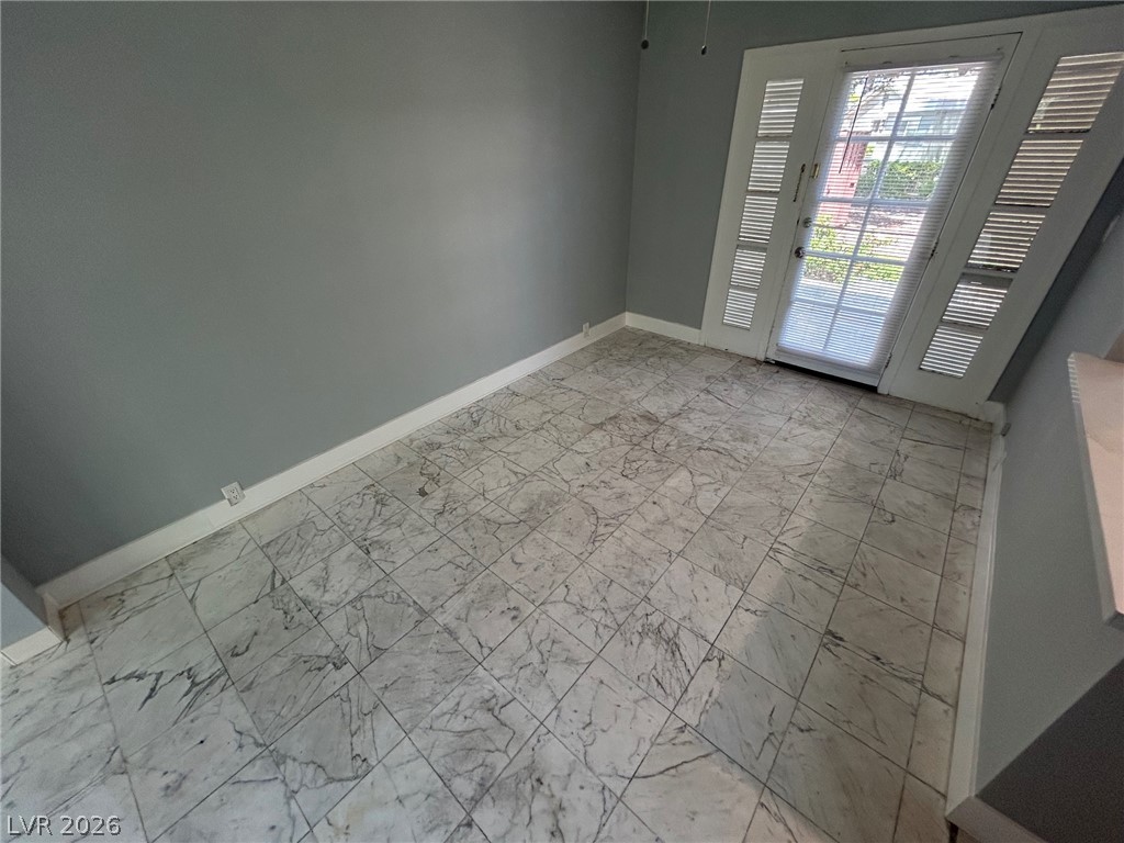 596 Tam O Shanter Property Photo 7