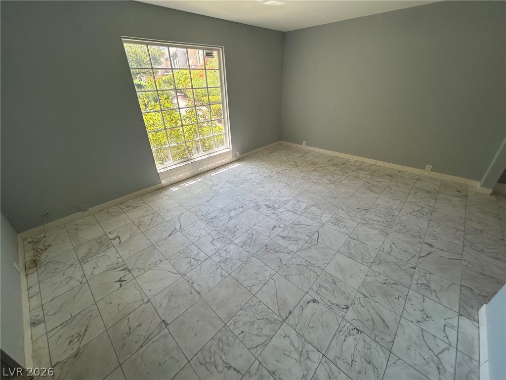 596 Tam O Shanter Property Photo 11
