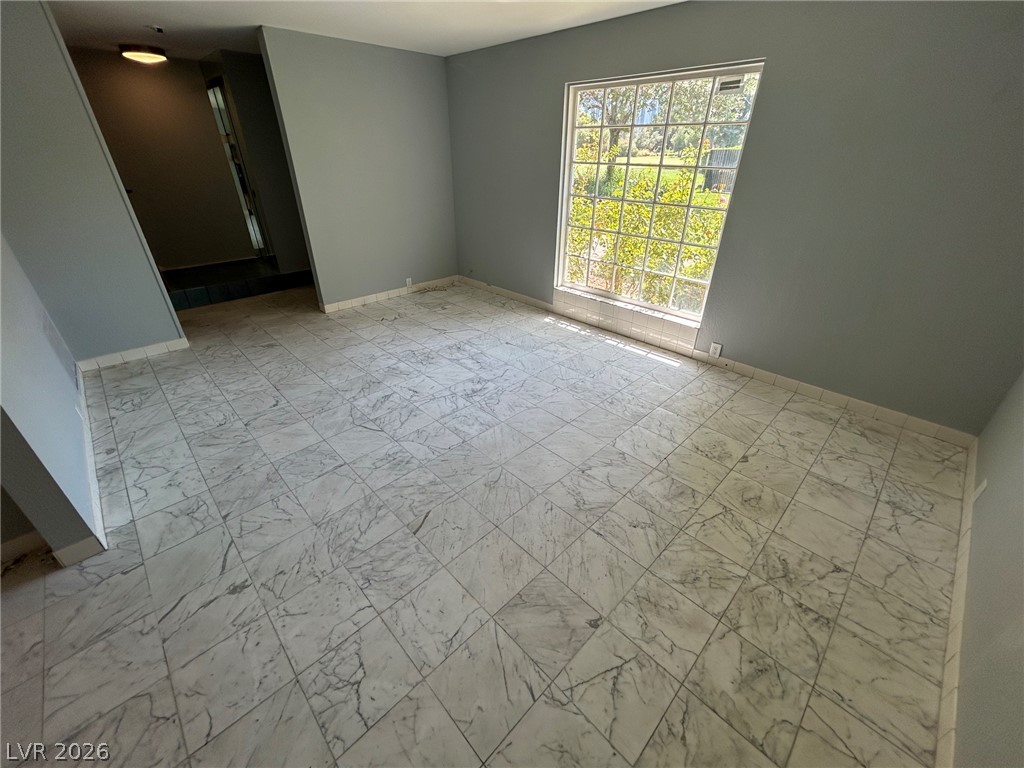 596 Tam O Shanter Property Photo 12