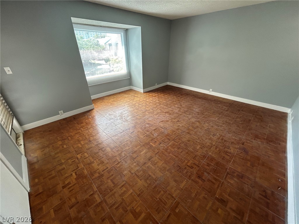 596 Tam O Shanter Property Photo 19