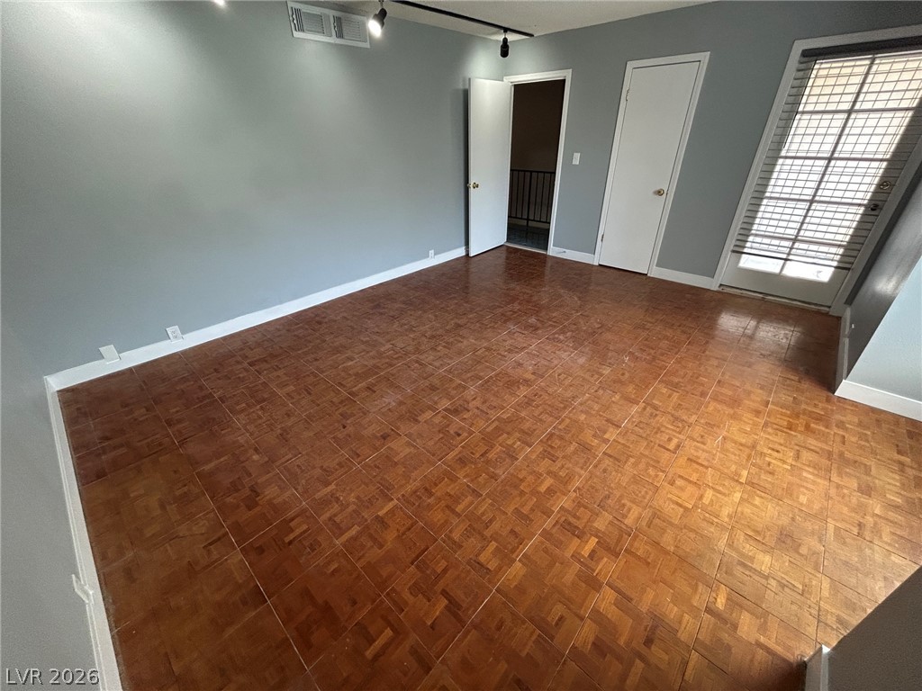 596 Tam O Shanter Property Photo 21