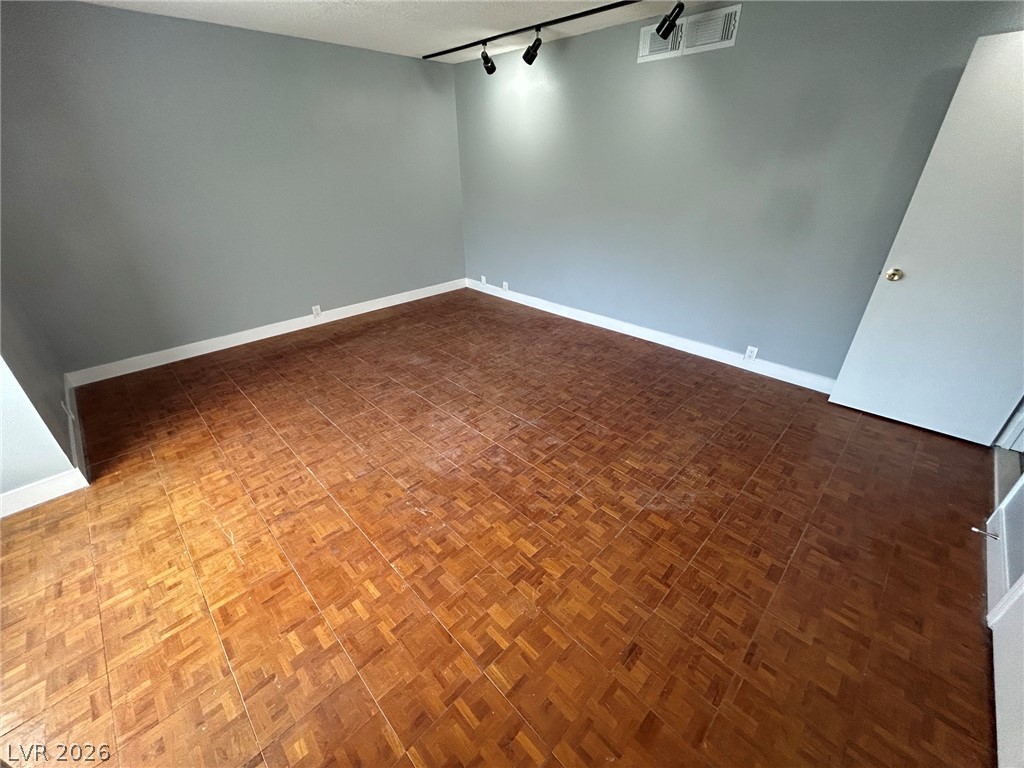 596 Tam O Shanter Property Photo 22
