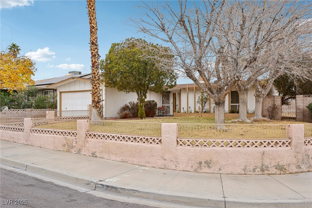 6912 Singing Dunes Lane Property Photo 3