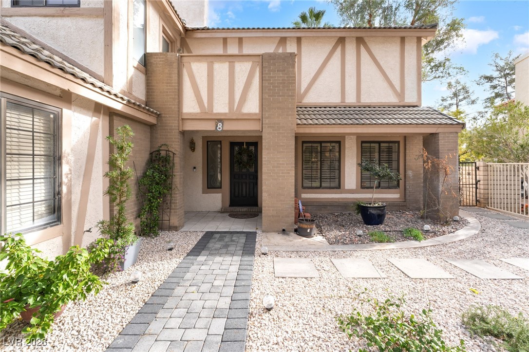 8 Hummingbird Lane Property Photo 3