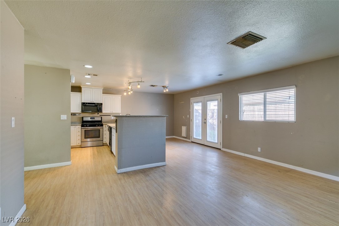 5650 Sea Breeze Avenue Property Photo 4